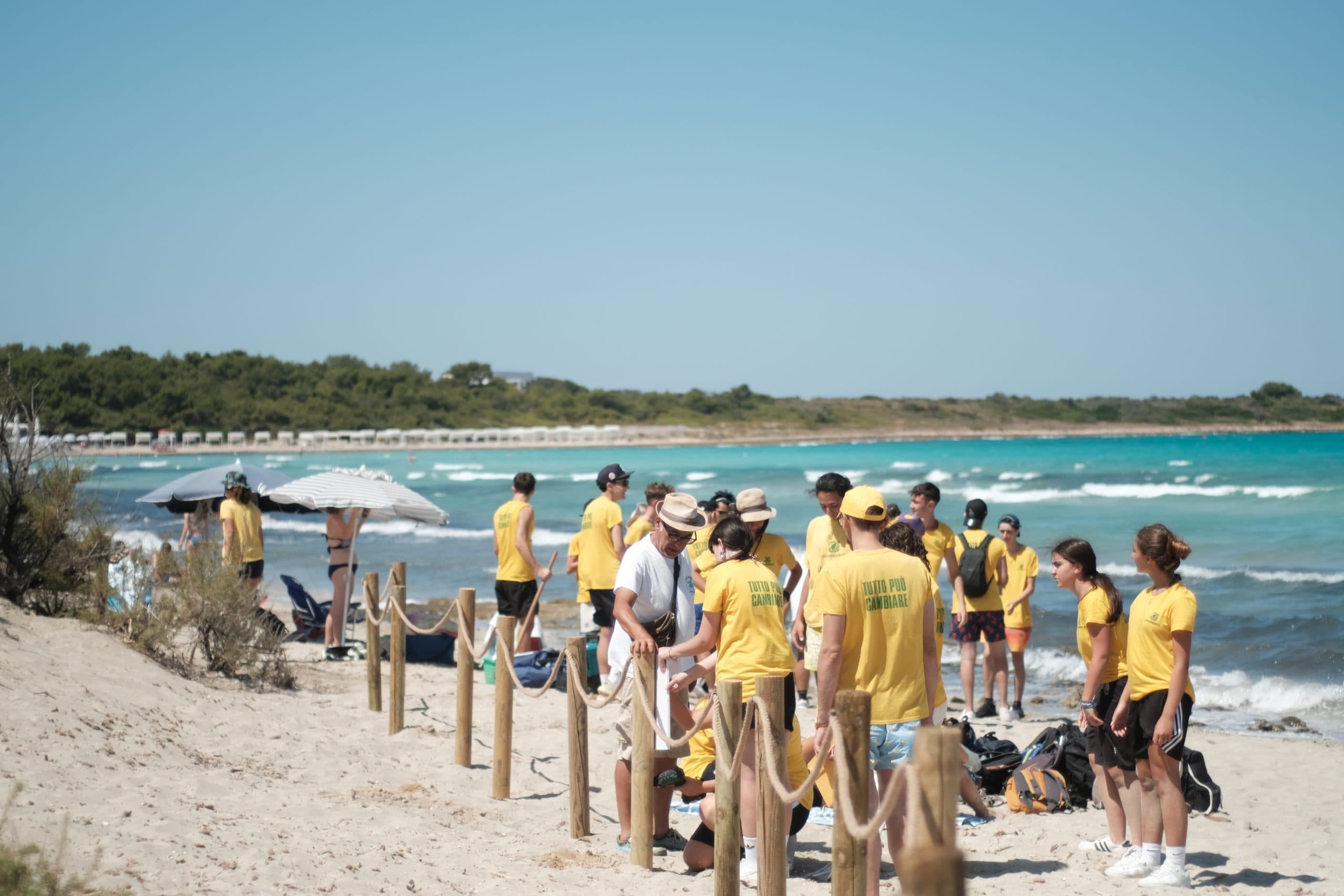 volontari spiaggia mare